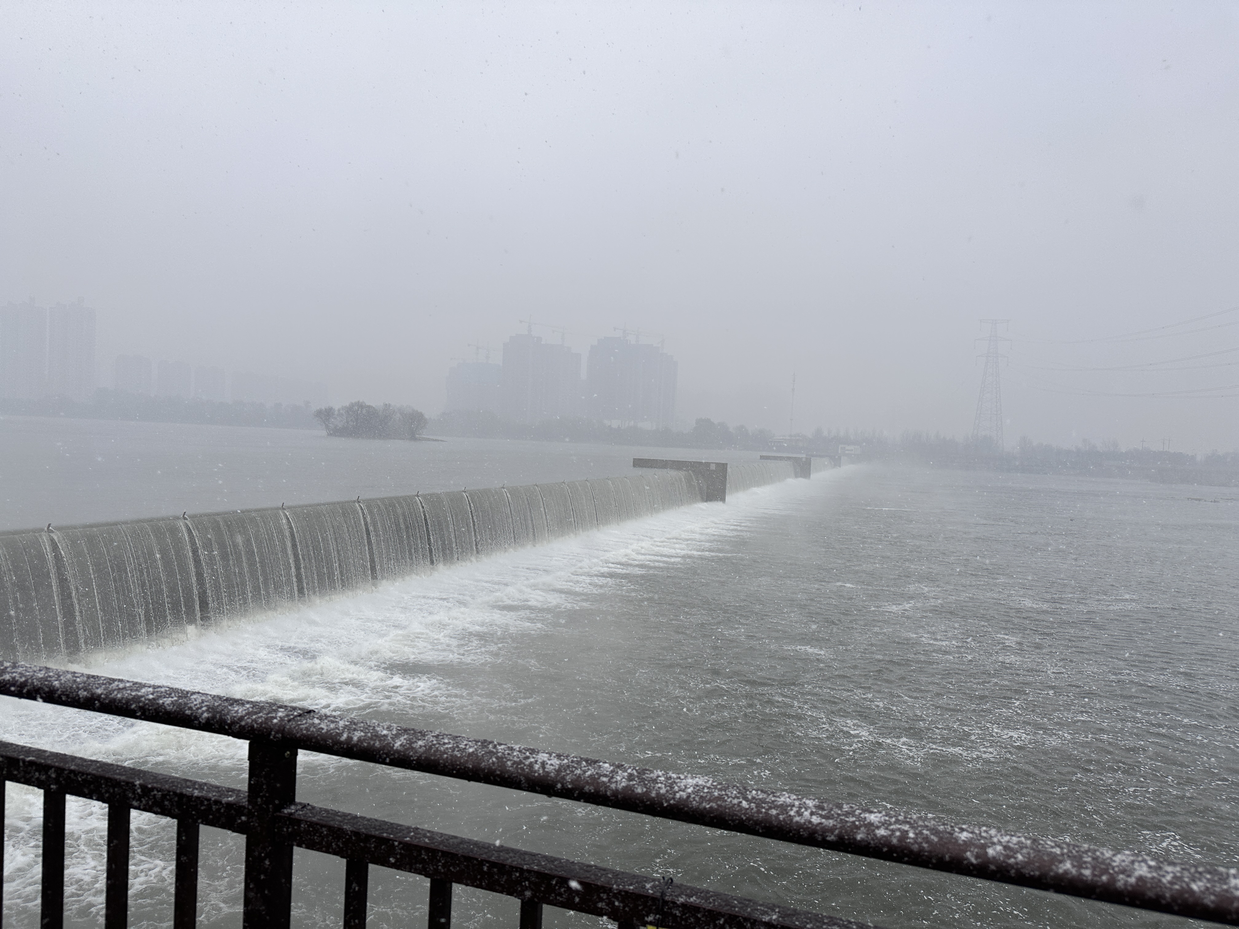 Winter Operation of Air-Cushioned Shield Dams and Rubber Dams (De-Icing System)